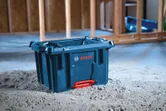Bosch L-BOXX aannemerskrat op een bouwterrein.