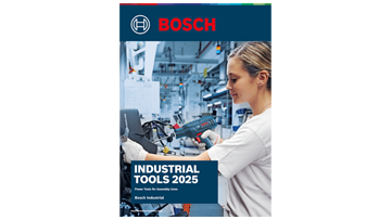 En kvinne bruker en Bosch elektrisk skrutrekker i en industriell setting med maskiner i bakgrunnen.