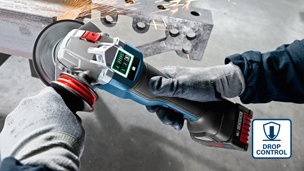 En Bosch Professional vinkelsliper i bruk, med gnister som spruter fra metall.