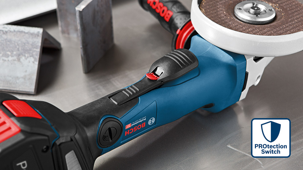 En blå Bosch Professional vinkelsliper med metallplater i bakgrunnen.