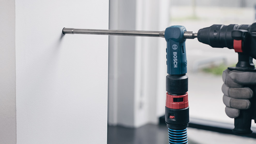 En Bosch Professional skrutrekker i bruk på en hvit vegg.