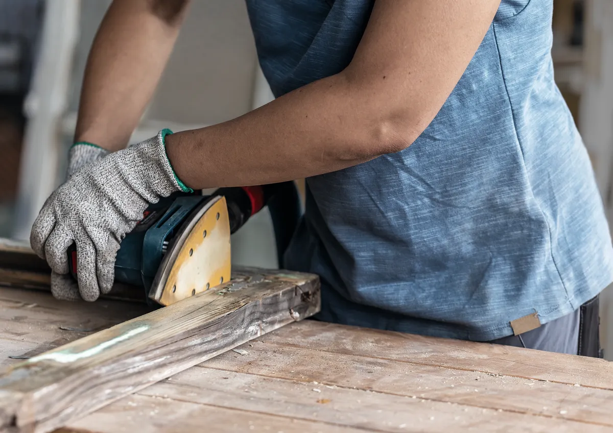 Bosch ekscentersliper glatter ut treplanke.