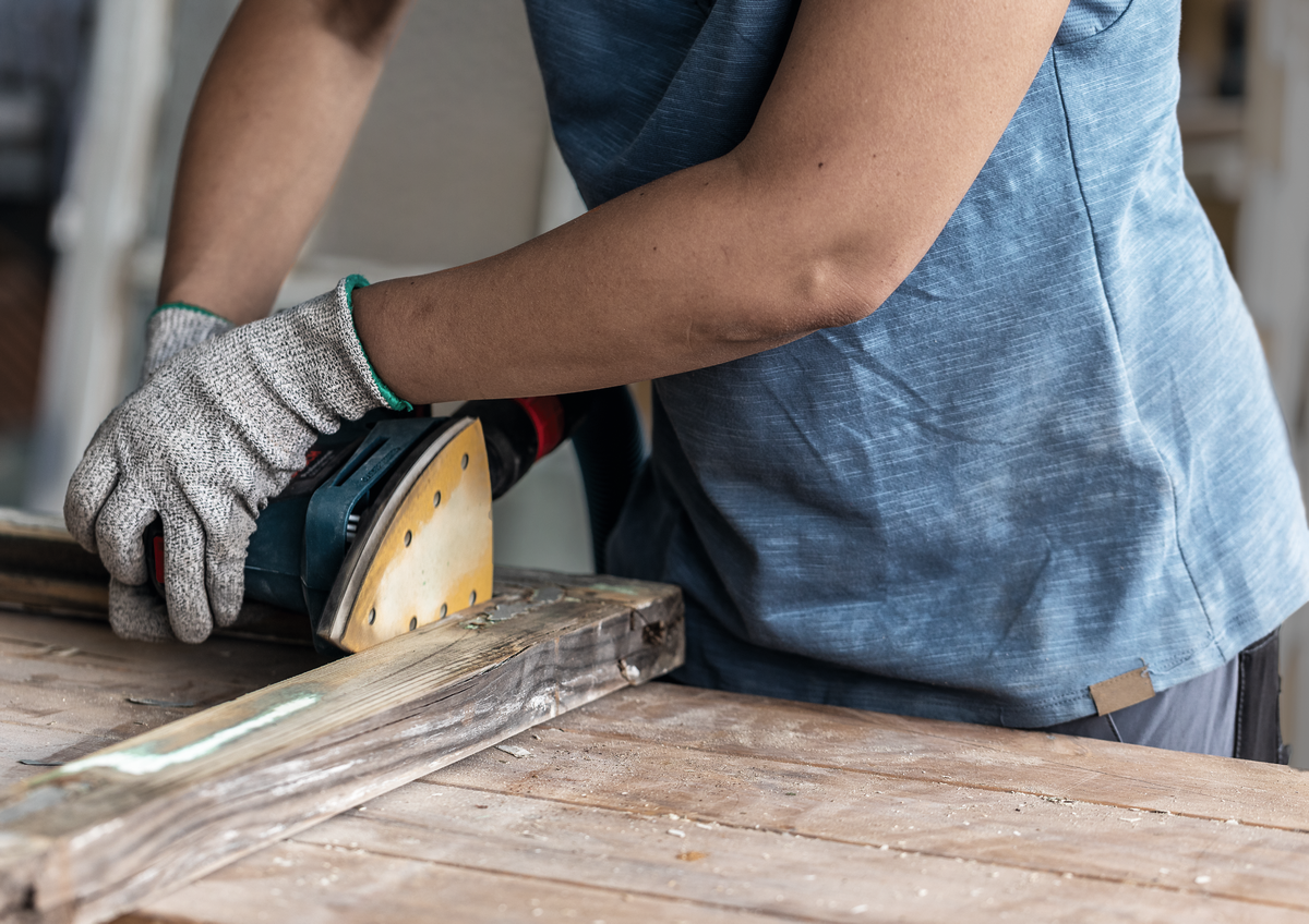 Bosch ekscentersliper glatter ut treplanke.