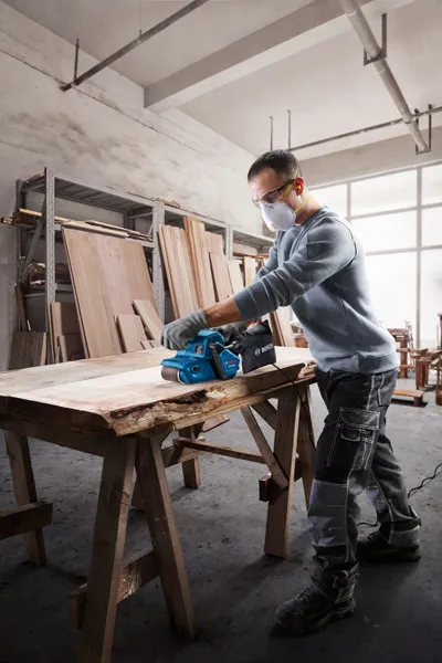 Bosch GBS 750 båndsliper glatter ut treplanker.