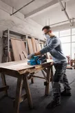 Bosch GBS 750 båndsliper glatter ut treplanker.