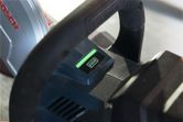 Trådløs kvern som viser indikatoren for fulladet batteri på displayet.