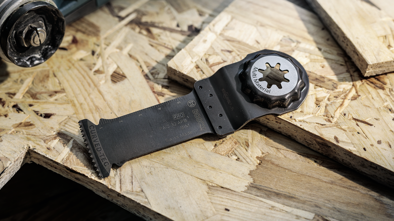 PRO PAIZ 32 APB Multitool Blade, 32 x 60 mm Oscillating multitool blade resting on a wooden board.