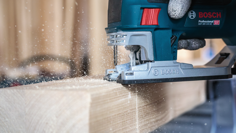 PRO Hardwood fast T344DF Jigsaw Blade, 152 mm, 5 pcs Person wearing safety equipment uses a power jigsaw to cut a wooden board.