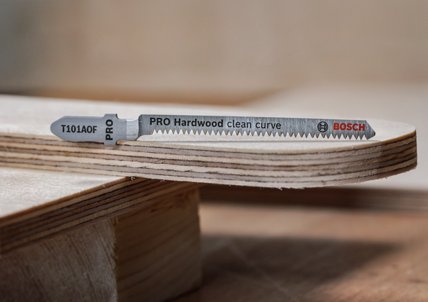 PRO Hardwood clean curve T101AOF Jigsaw Blade, 83 mm, 5 pcs Jigsaw blade placed on a smoothly curved plywood edge.