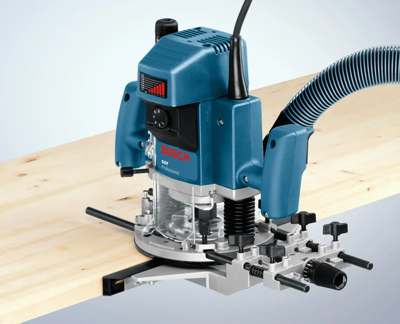 Fresadora Bosch GOF 1300 CE sobre superficie de trabajo de madera.