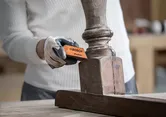 Esponja de lijado media Bosch para el acabado de superficies de madera.