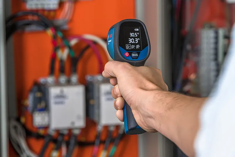 Panel de control con termómetro infrarrojo.