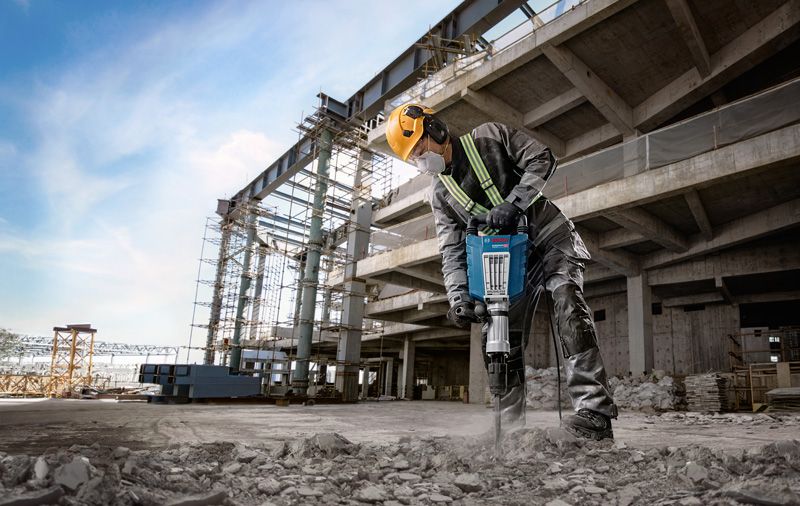 Trabajador utilizando un martillo neumático en el lugar.