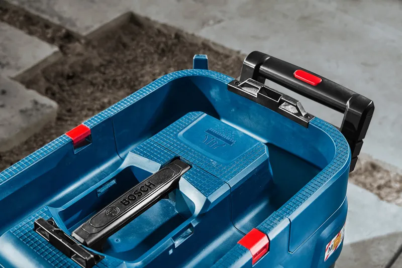 Extractor multiusos Bosch GAS 12-40 MA con asa de transporte.