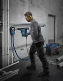 Perforación con martillo perforador Bosch GBH 6-42 C en una pared.