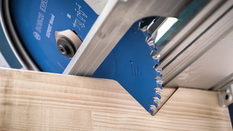 Hoja de sierra circular cortando una tabla de madera.
