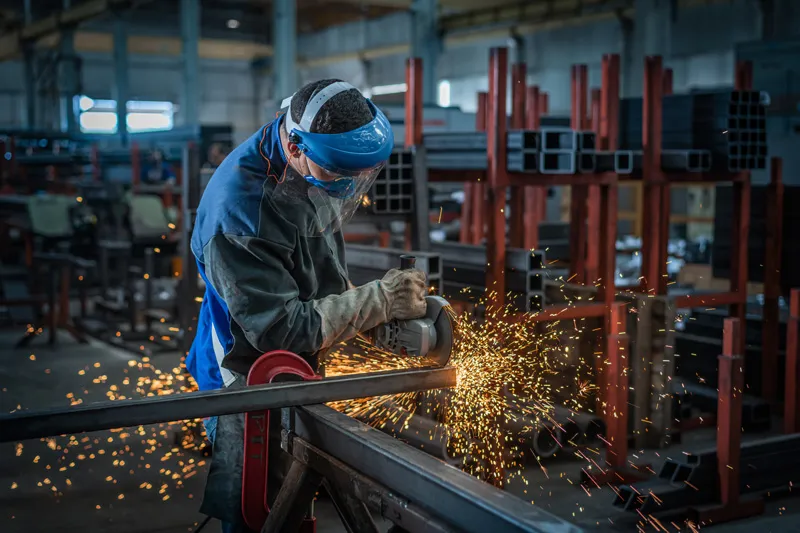 Bosch GWS 2200 angle grinder cutting metal.