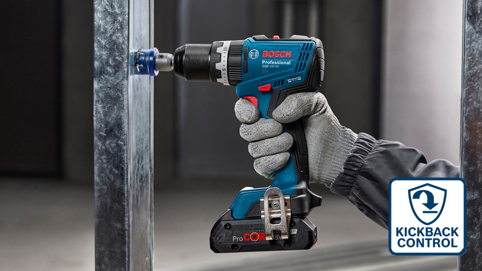 Elektrowkręt Bosch Professional w niebiesko-szarej obudowie, trzymany w ręce w rękawicy, wkręca w metalowy profil.