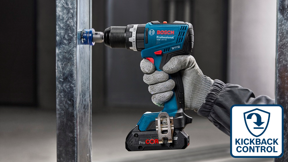 Niebieska wiertarka akumulatorowa Bosch Professional trzymana w ręce, przy metalowym słupku. W tle ciemne pomieszczenie.