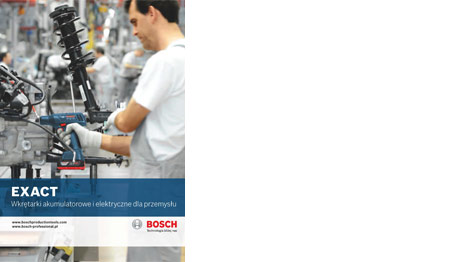 Mężczyzna używa narzędzia Bosch w zakładzie produkcyjnym, wokół maszyny.