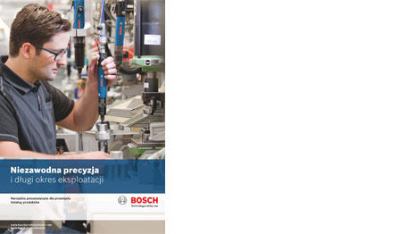 Mężczyzna w koszulce trzyma narzędzie Bosch w zakładzie produkcyjnym.