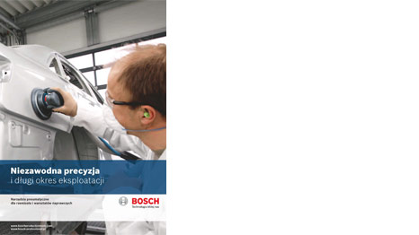 Mężczyzna z narzędziem Bosch szlifuje karoserię auta w warsztacie.