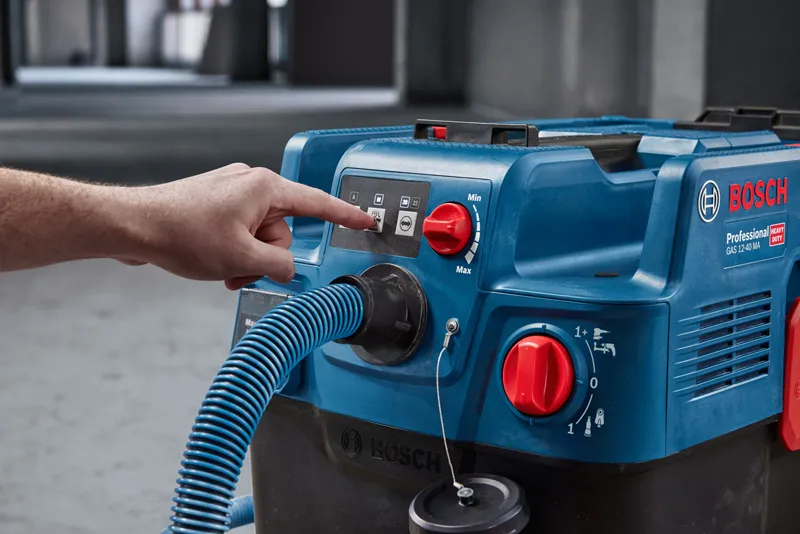 Odkurzacz uniwersalny Bosch GAS 12-40 MA w użyciu.