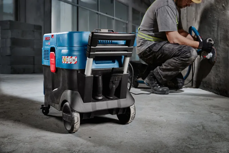 Odkurzacz uniwersalny Bosch GAS 12-40 MA w użyciu.