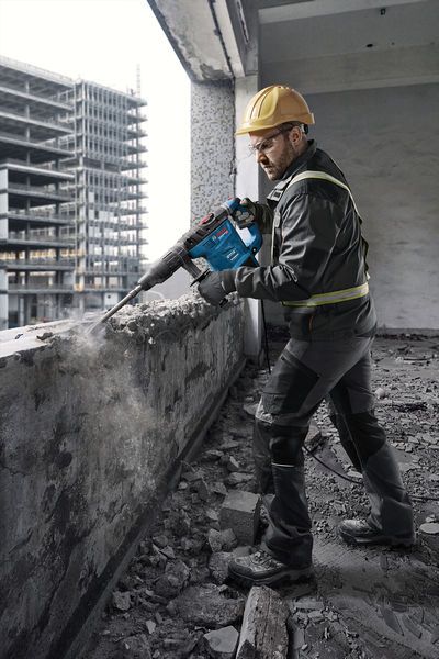 W użyciu jest młotowiertarka Bosch GBH 6-42 C z systemem SDS max.