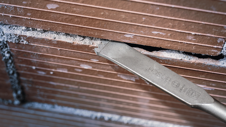 Dłuto służące do usuwania zaprawy spomiędzy poziomych cegieł.