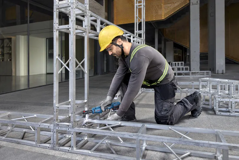 Bosch GRC 18V-60 — montaż konstrukcji aluminiowej