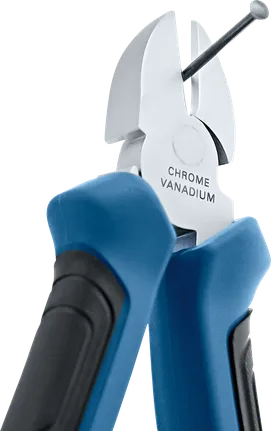 Obcinaczki do drutu z niebieskimi uchwytami, służące do obcinania metalowych gwoździ.