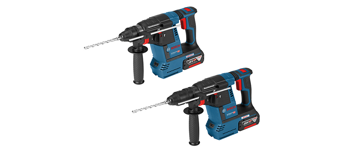 Duas furadeiras Bosch Professional azuis com brocas em fundo branco.