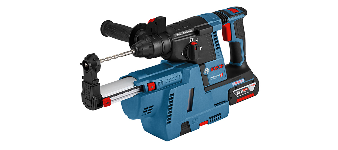 Furadeira Bosch Professional azul com detalhes em vermelho, ferramenta elétrica robusta.