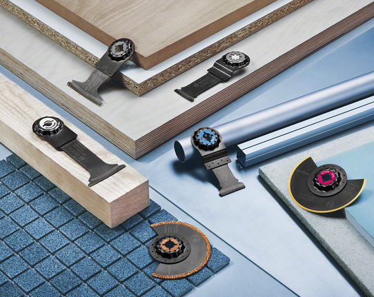 Lâminas oscilantes de ferramentas multifuncionais expostas em diversos materiais, incluindo madeira, metal e azulejo.