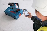 Trabalhador a utilizar ferramenta Bosch .