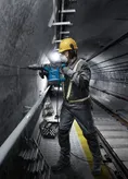 Berbequim de impacto rotativo Bosch GBH 6-42 C em utilização.