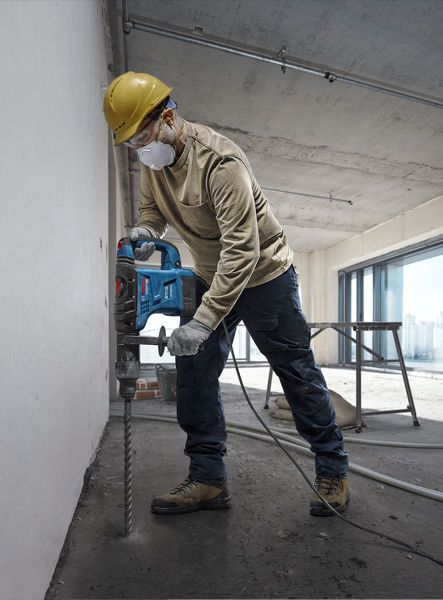 Martelo rotativo para betão Bosch GBH 6-42 em utilização.