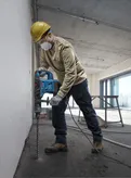 Martelo rotativo para betão Bosch GBH 6-42 em utilização.