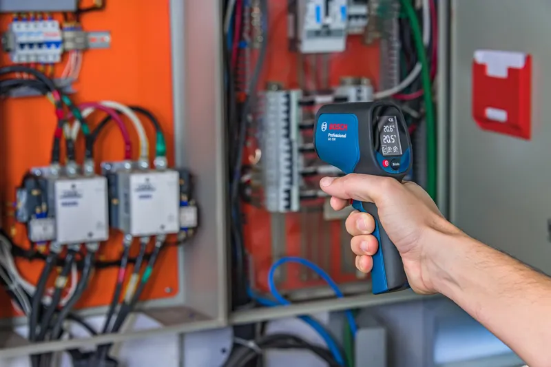 Medición de temperatura del panel eléctrico.