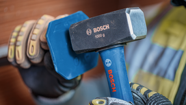 La persona que lleva el equipo de seguridad utiliza un martillo azul con una placa de impacto.