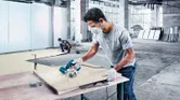قاطع البلاط الماسي Bosch GDC 140 قيد الاستخدام في موقع العمل.