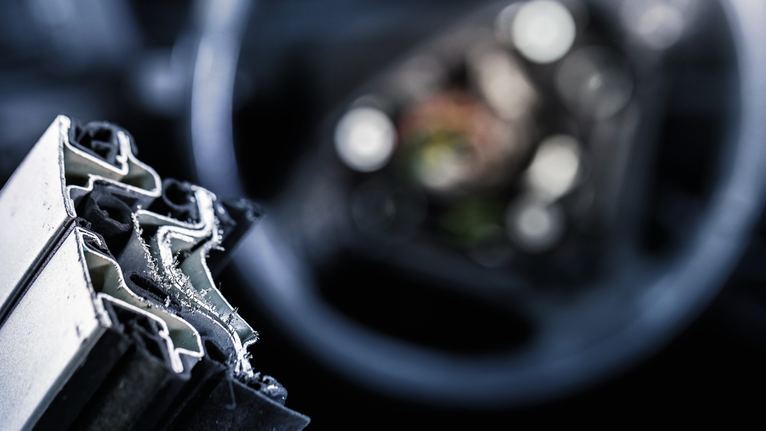 صورة مقربة لقطاعات معدنية مقطوعة حديثًا مع وجود نشارة دقيقة على الحواف.