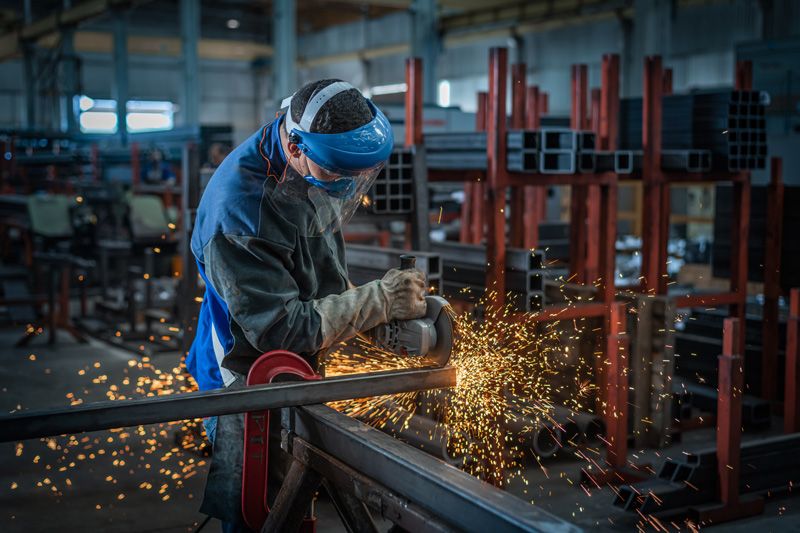 Bosch GWS 2200 angle grinder cutting metal.