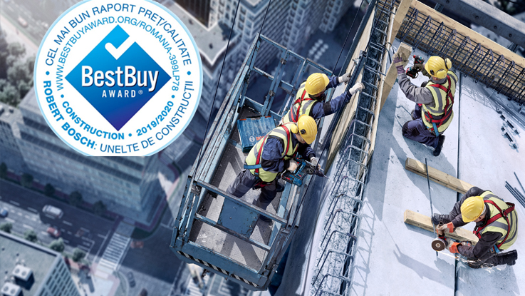 Trei muncitori pe un schelet de clădire folosesc unelte Bosch, purtând căști galbene.