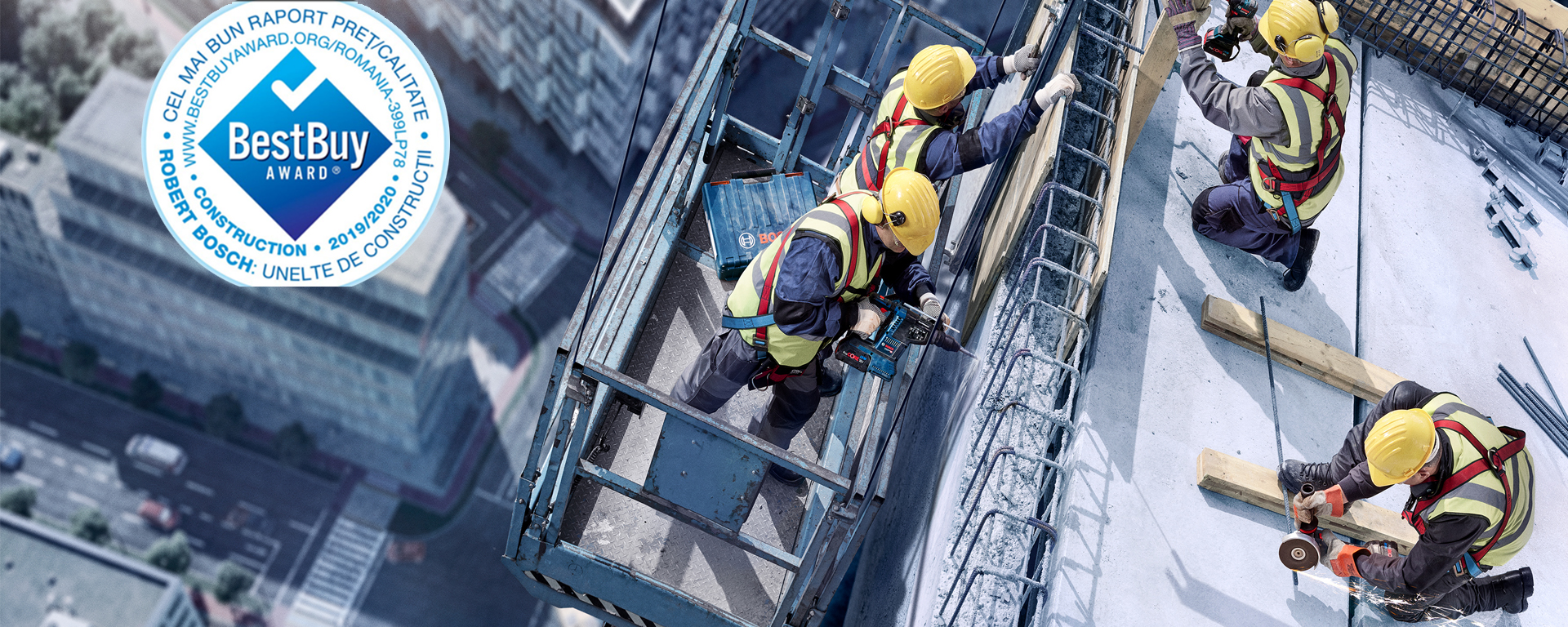 Trei muncitori pe un schelet de construcție folosesc unelte Bosch, purtând căști galbene.