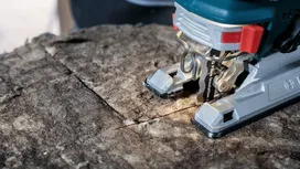 Un ferăstrău care taie o linie dreaptă printr-o placă groasă de piatră.