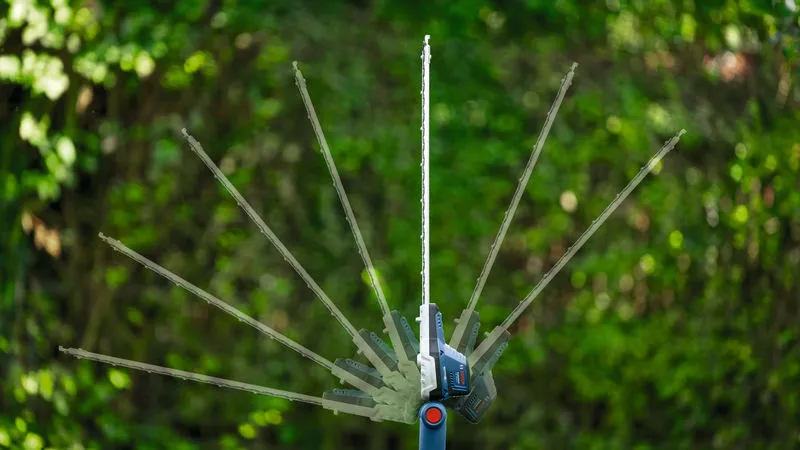 Mașină de tuns gard viu telescopică fără fir, cu unghiuri de tăiere reglabile în aer liber.