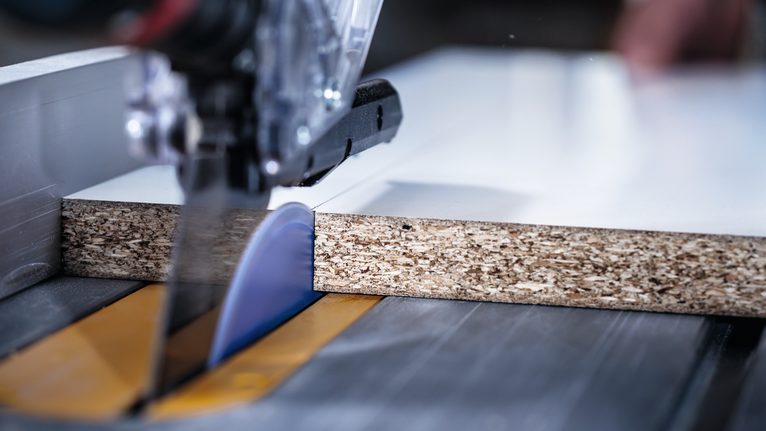 Ferăstrău circular pentru tăierea plăcilor aglomerate laminate.