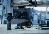 Termodetector și sonde cu geantă de transport pe o bancă de lucru într-un mediu industrial.